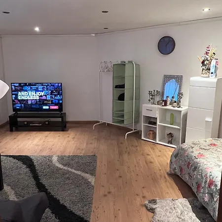 Cozy Flat Near Maastricht Heerlen Aachen 아파트